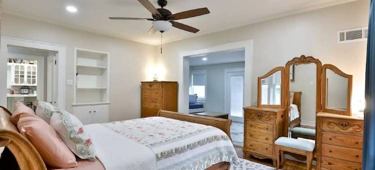 阿比林中心设有极佳户外露台和厨房的大型度假屋!(Amazing outdoor deck & kitchen, large home, central to all of Abilene!)图片
