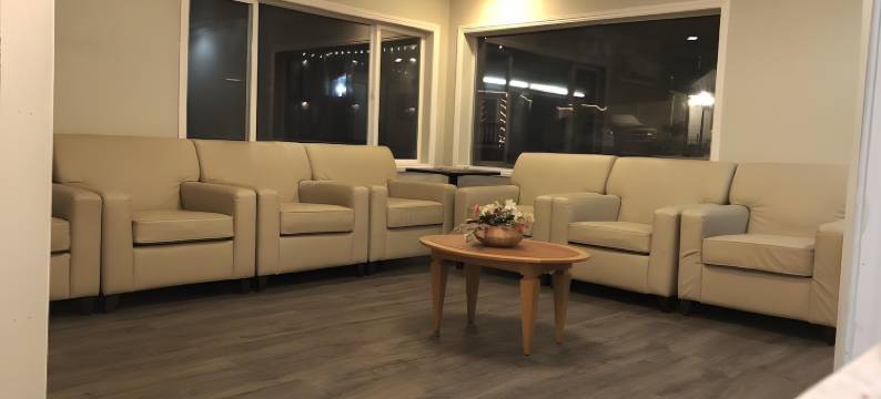 雪松酒店及套房(Cedar Inn & Suites)图片