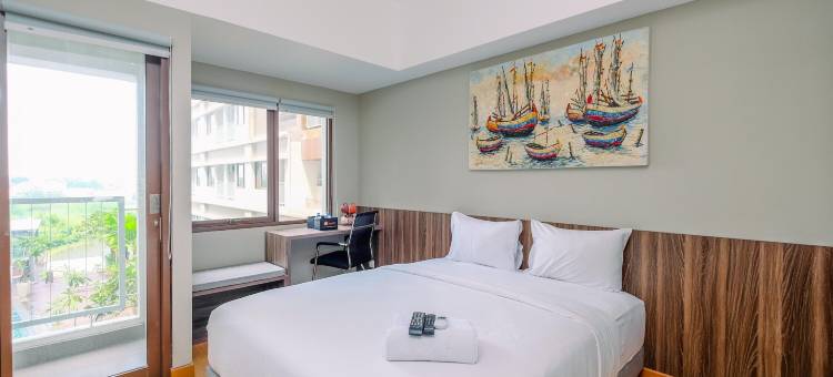LRT City Jatibening公寓的舒适泳池景开间(Comfortable Pool View Studio Room at LRT City Jatibening Apartment)图片