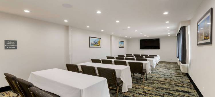 得梅因西克莱夫拉昆塔温德姆套房酒店(La Quinta Inn & Suites by Wyndham des Moines West Clive)图片