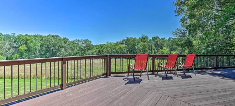 设置有室内泳池的恶魔湖公园旁小屋(Lodge w/ Indoor Pool, Along Devil's Lake Park)图片