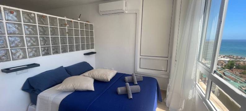 Relax by Bajondillo Beach图片