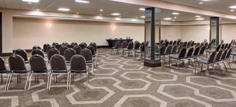 密尔沃基机场罗伊尔酒店(Royle Hotel Milwaukee Airport)图片