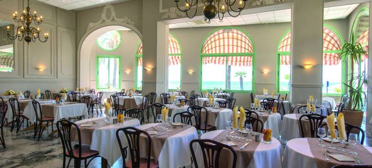 布鲁斯巴尔莫勒尔蓝色假日酒店酒店(Hôtel Vacances Bleues Balmoral)图片