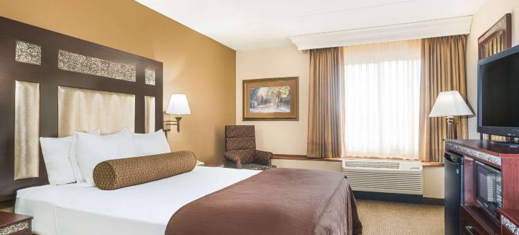 普利茅斯温德姆华美达酒店及会议中心(Ramada by Wyndham Plymouth Hotel & Conference Center)图片