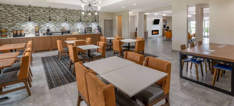 布里奇波特拉昆塔温德姆套房酒店(La Quinta Inn & Suites by Wyndham Bridgeport)图片