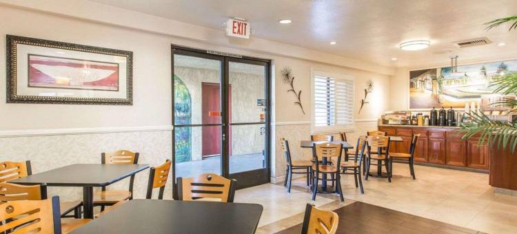 科尔顿河畔罗德威套房酒店(Rodeway Inn & Suites Colton-Riverside)图片