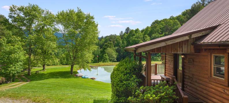 Tranquil Pond and Cozy Deck - Charming Rustic Retreat图片