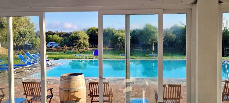 靠近斯廷蒂诺的带游泳池酒店(Hotel with swimming pool near Stintino)图片