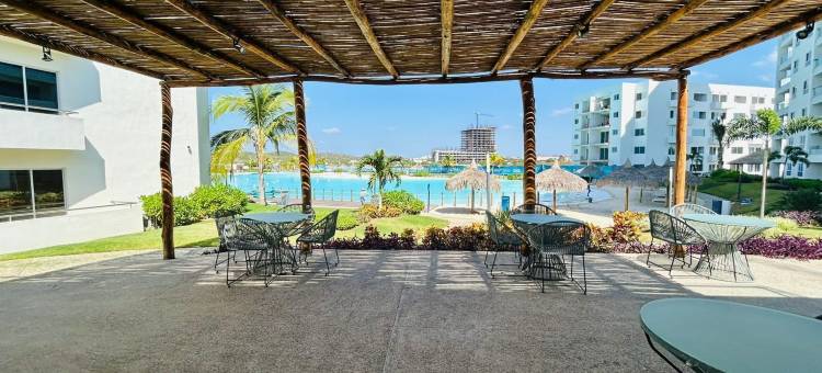 蓝色泻湖(Blue Lagoon)图片