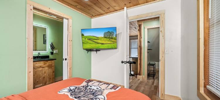 Spacious Unique Private 3- Unit Fully Equipped Getaway Sleeps 17图片