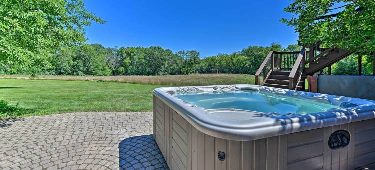 设置有室内泳池的恶魔湖公园旁小屋(Lodge w/ Indoor Pool, Along Devil's Lake Park)图片