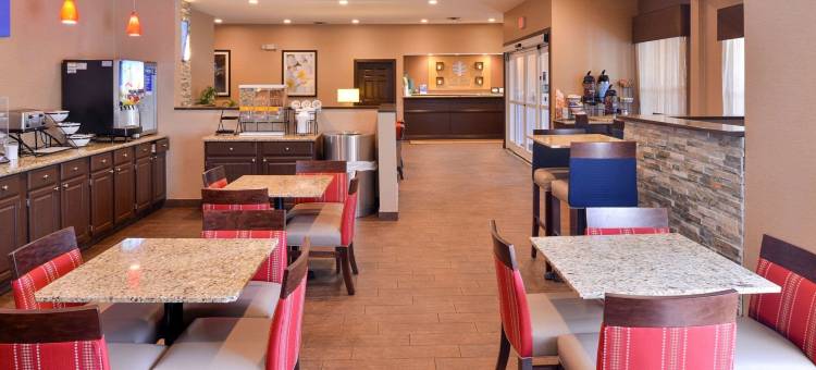 费耶特维尔大学区舒适套房酒店(Comfort Inn & Suites Fayetteville-University Area)图片