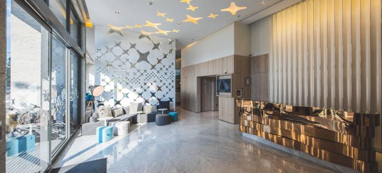 城市漫游行旅图片