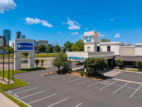 小石城温德姆河滨酒店