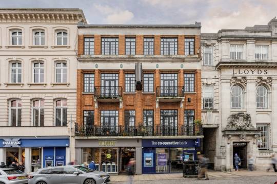 Luxurious city stay w/ stunning views of Norwich’s historic 11th-century market.