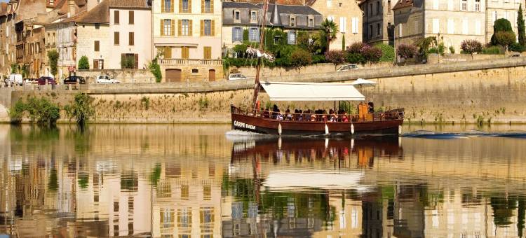 Modern holiday home with swimming pool图片