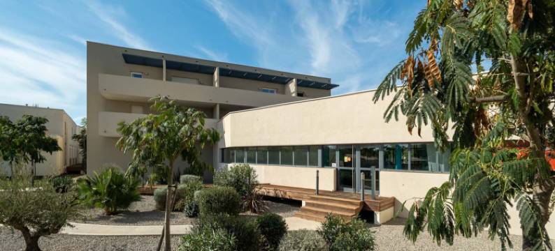 Bright Villa Steps from the Sea图片