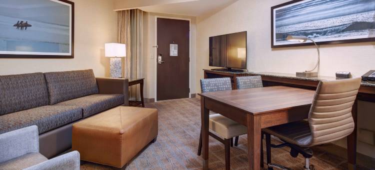 圣迭戈拉霍亚希尔顿安泊酒店(Embassy Suites by Hilton San Diego La Jolla)图片
