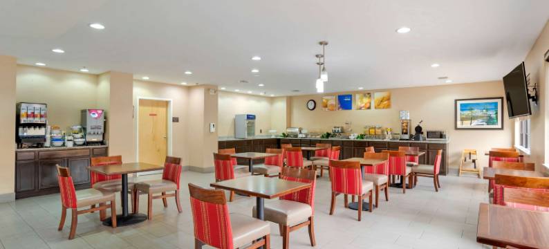 富尔顿戴尔I-65附近I-22舒适套房酒店(Comfort Suites Fultondale I-65 Near I-22)图片