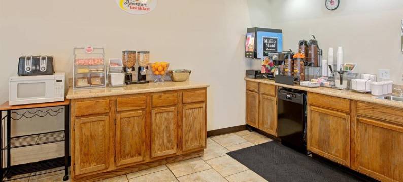 穆尔城温德姆速8酒店(Super 8 by Wyndham City of Moore)图片