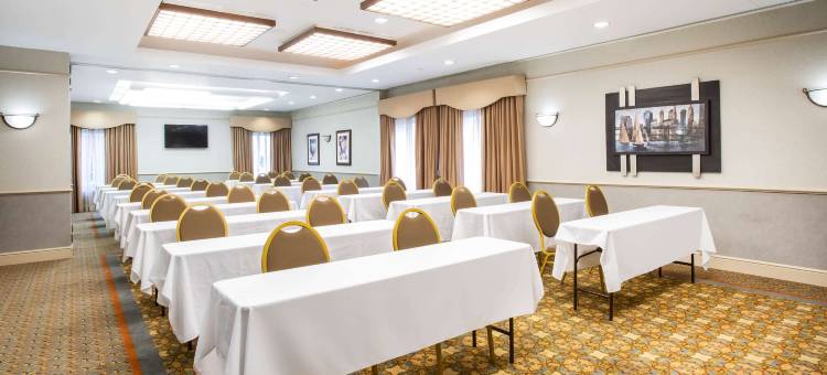 艾斯利普麦克阿瑟机场拉昆塔温德姆套房酒店(La Quinta Inn & Suites by Wyndham Islip - MacArthur Airport)图片