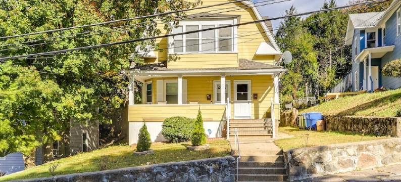 迷人的沃特伯里宝石配有智能电视，靠近滑雪场！(Charming Waterbury Gem w/ Smart TVs Near Skiing!)图片