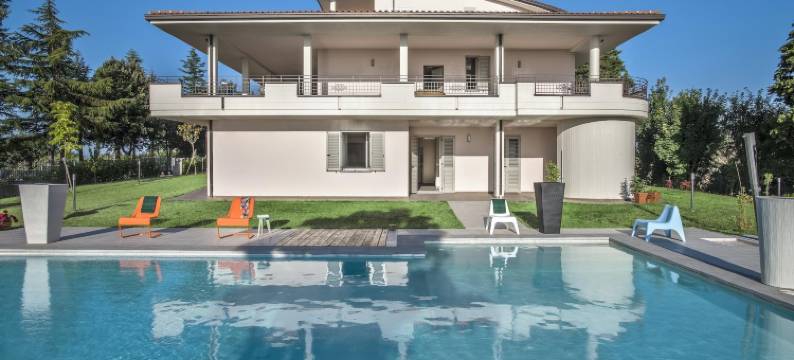 带泳池的宽敞别墅(Spacious Villa with Pool)图片