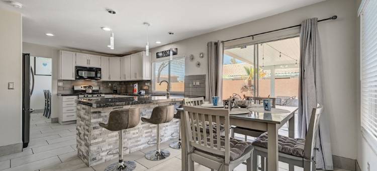 Cozy 5-Bedroom Oasis Near the Strip: Arcades, Pool, and BBQ Haven!图片