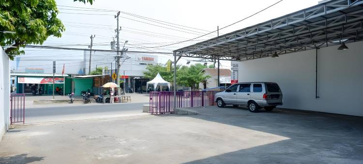 红多兹酒店-近肯德尔卡里翁古广场(RedDoorz Near Alun Alun Kaliwungu Kendal)图片