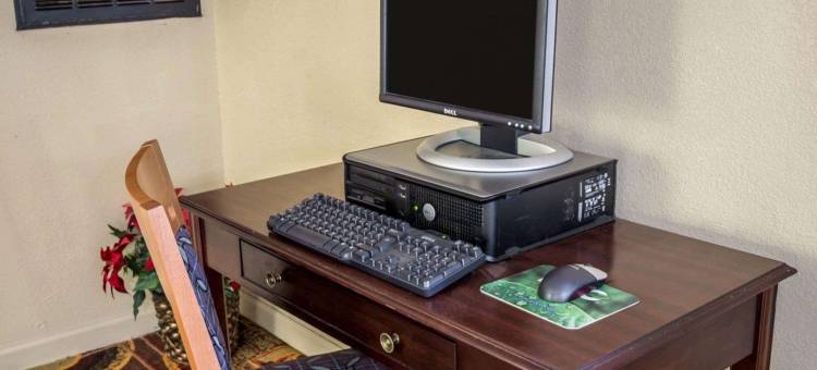 普利茅斯 64 号高速公路罗德威套房酒店(Rodeway Inn & Suites Plymouth Hwy 64)图片