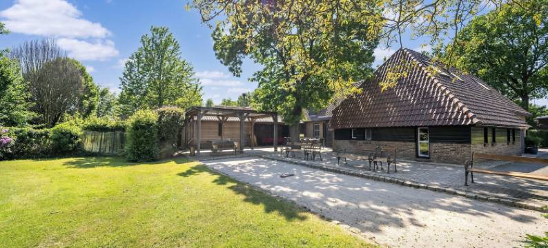 阿斯滕高尔夫球场上的大气乡村别墅(Atmospheric Country House in Asten on a Golf Course)图片