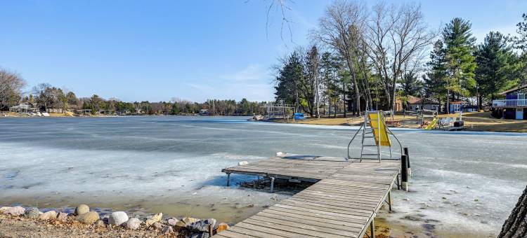 船坞、热水浴缸和甲板：尼库萨湖畔之家(Boat Dock, Hot Tub & Deck: Lakefront Nekoosa Home!)图片