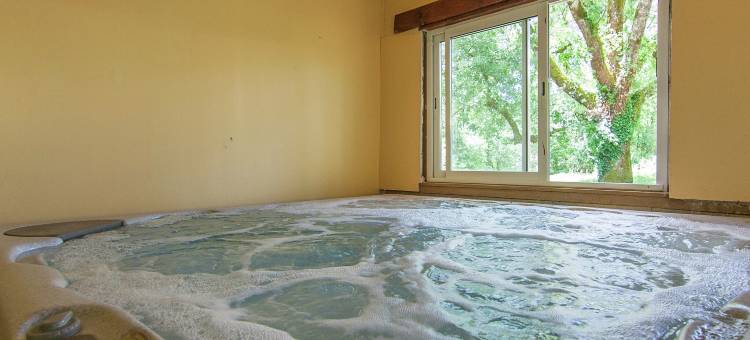 Cottage in Bourgnac with Whirlpool图片