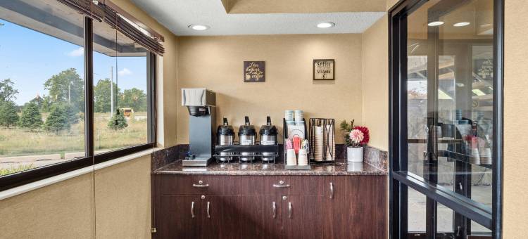 兰辛东密歇根州立大学红顶酒店(Red Roof Inn Lansing East - MSU)图片