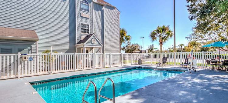 泽菲尔希尔温德姆麦客达套房酒店(Microtel Inn & Suites by Wyndham Zephyrhills)图片