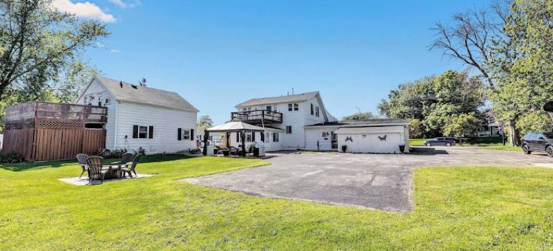 River View- Renovated Townhome Close to Lambeau 2 Bedroom Townhouse by RedAwning图片