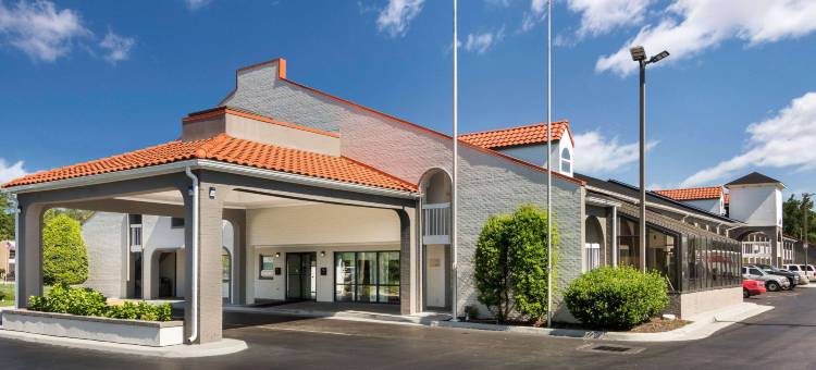 利堡罗德威酒店(Rodeway Inn at Fort Lee)图片