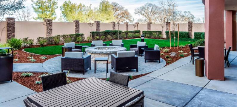 罗斯维尔商业街廊购物中心/溪边山岭大道万豪万怡酒店(Courtyard Roseville Galleria Mall/Creekside Ridge Drive)图片