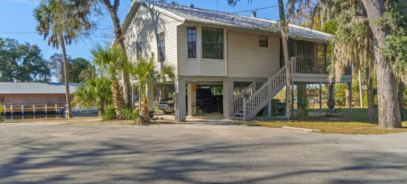 Manatee Manor. Waterfront, dock, stilted home. Renovated June '23.图片