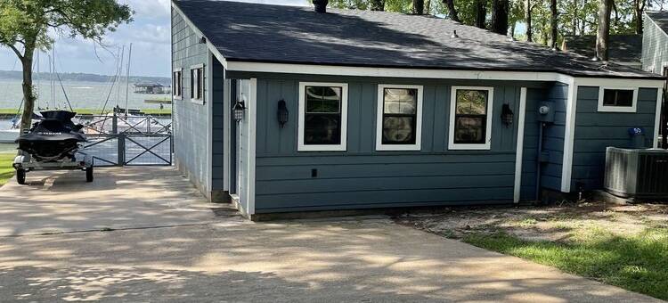 Lake House on the water close to the marina图片