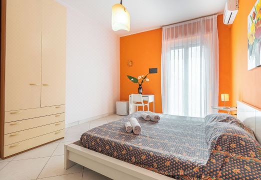 Thanit Rooms Hotel Overview