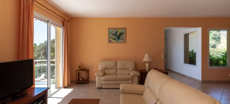 Spacious Villa with Pool图片