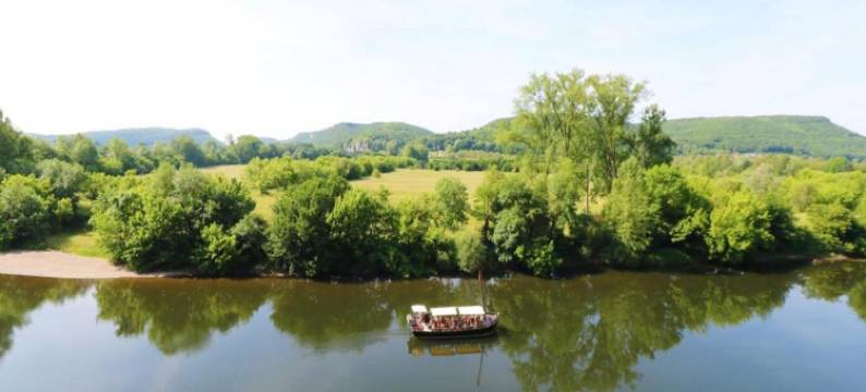 Cottage in Vézac near Forest and Lake图片