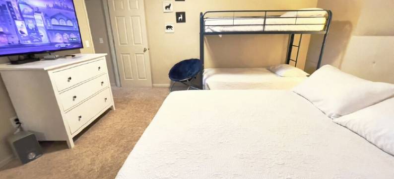 Family Time Basement Suite-Hot Tub, Playroom, Views, Yard, Fire Pit图片