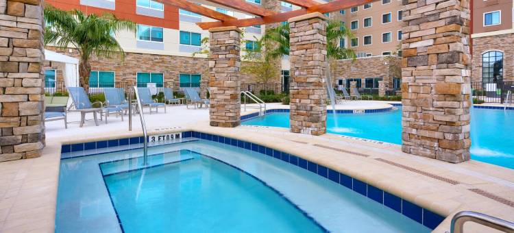 盖恩斯维尔I-75洲际智选假日套房酒店(Holiday Inn Express & Suites GAINESVILLE I-75 by IHG)图片