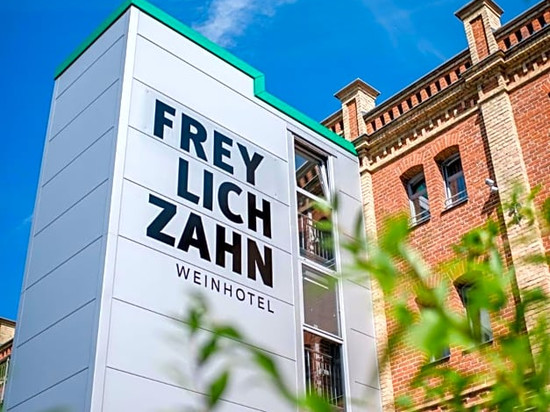 弗勒利希萨恩红酒酒店