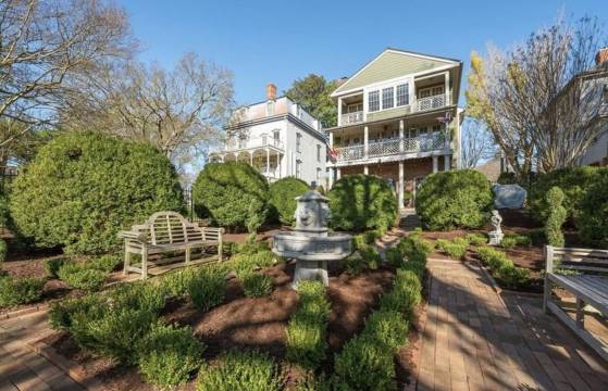Colonial Smithfield Apartment- Close to Williamsburg, VA Beach, & More