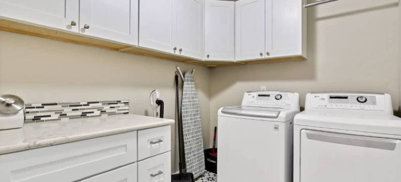 Charming Fire Pit and Inviting Patio - Cozy Meridian Retreat图片