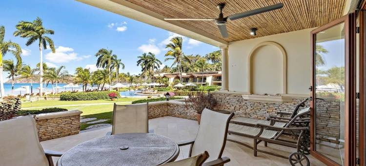 豪华海滨公寓，高端木质家具和海景，位于专属社区(Upscale Two-Bedroom Condo in Playa Flamingo with Beautiful Oceanfront Views)图片